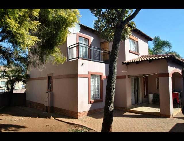3 BEDROOM TOWNHOUSE FOR SALE IN CASTLEVIEW
